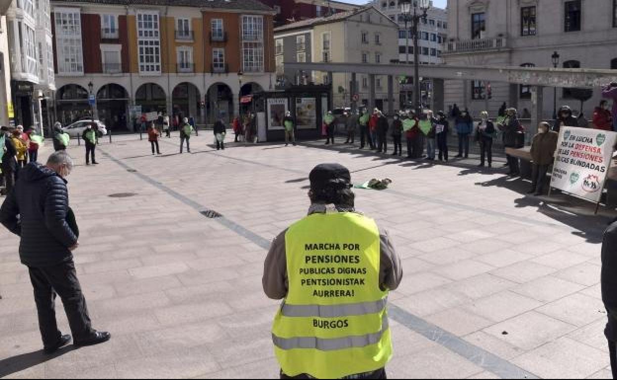 Protestas de los pensionistas en Burgos repetando las medidas de seguridad frente a la covid-19. 