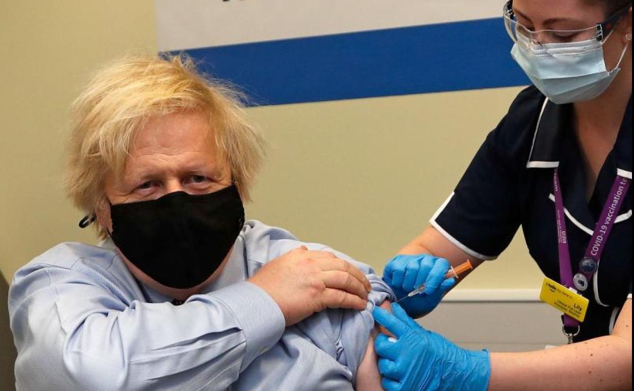 Boris Johnson se vacunó el viernes en el mismo hospital donde pasó el coronavirus.