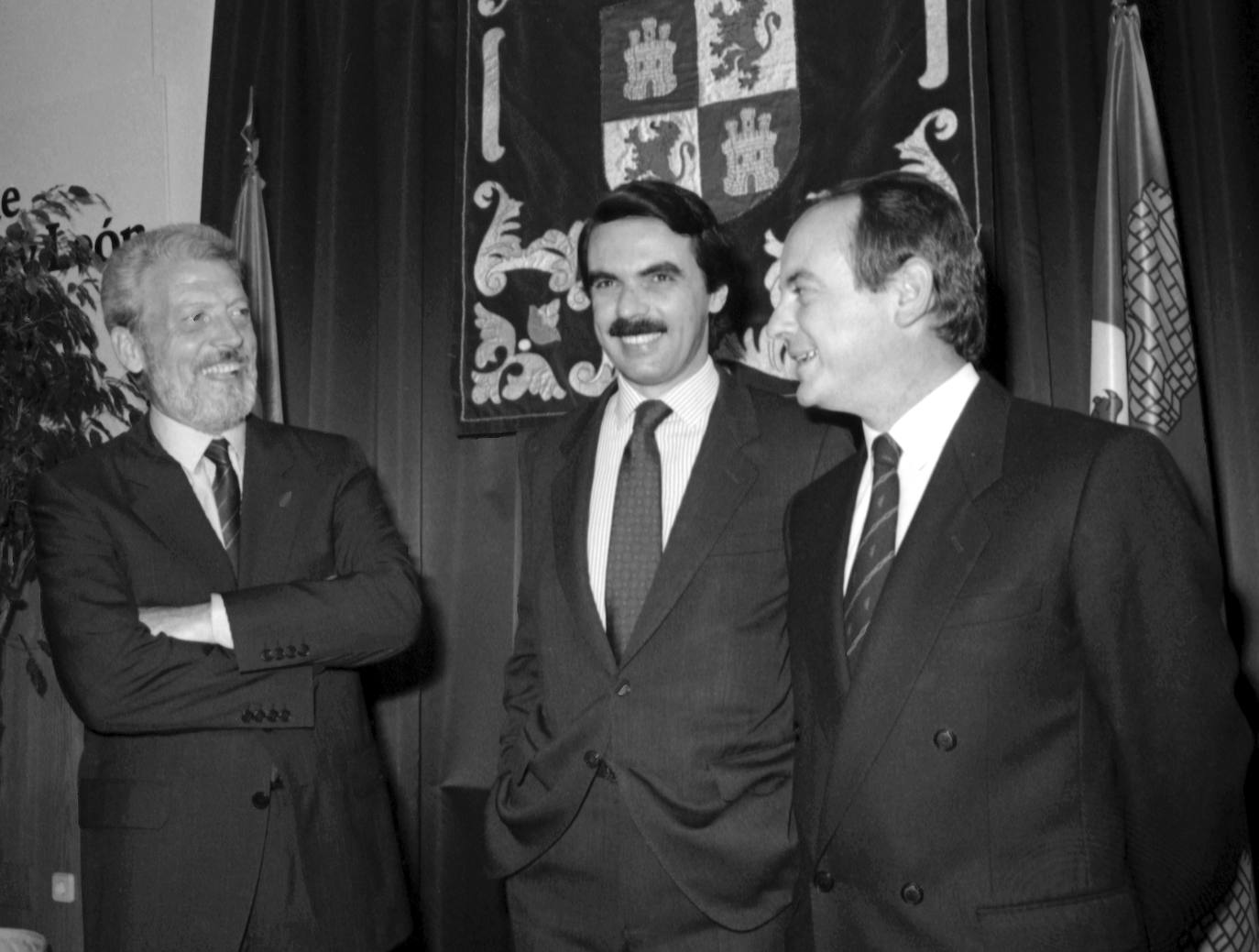 En la imagen de archivo del 19 de mayo de 1989, el presidente de la Junta, José María Aznar, posa con los nuevos consejeros del CDS, José Luis Sagredo(I), y José María Monforte (D), después del pacto entre el PP y el CDS.