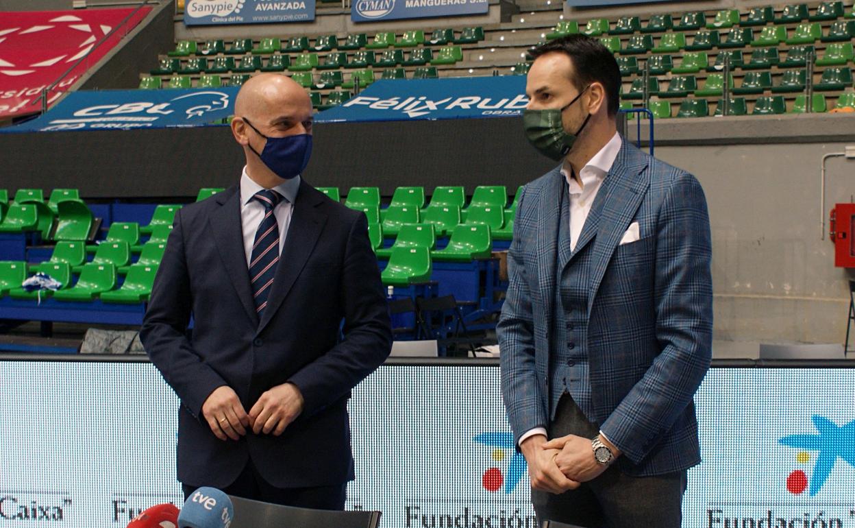 Félix Sancho (dcha), junto a Francisco Javier Marín, representante de CaixaBank. 
