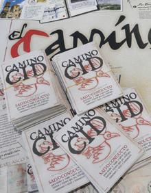 Imagen secundaria 2 - Arriba exposición sobre el Camino del Cid; abajo, a la izquierda, señalización de la ruta y a su derecha, salvoconducto. 