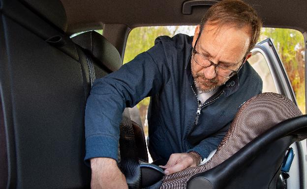 Silla homologada y siempre atrás: cómo llevar un bebé en el coche