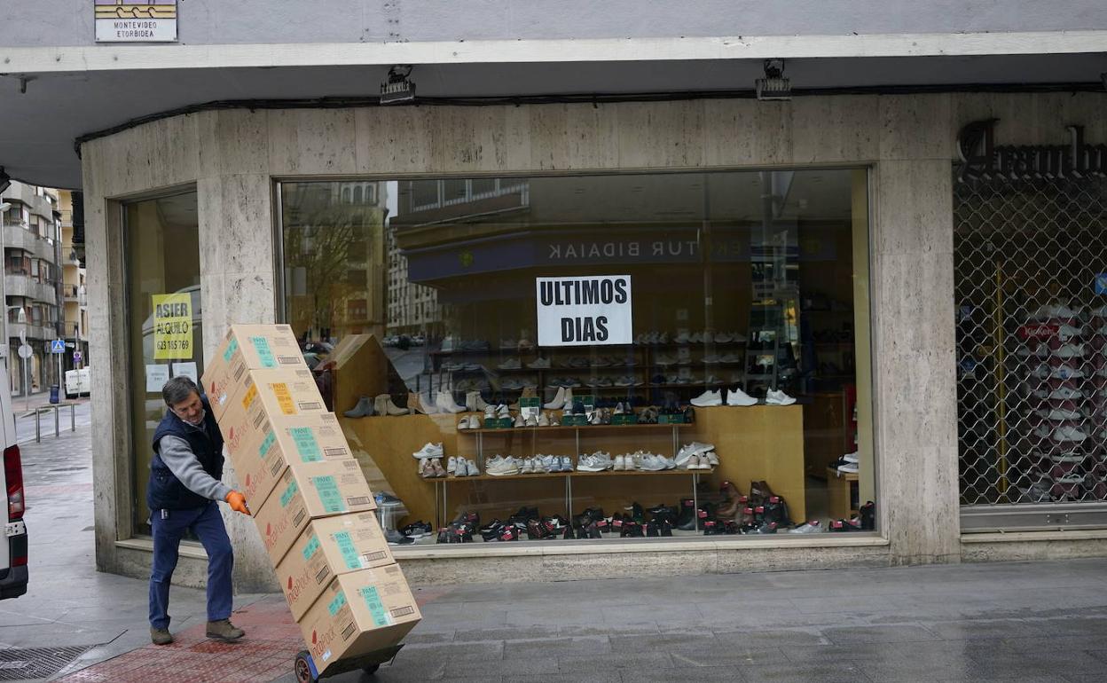 Una tienda cerrada por las restricciones.