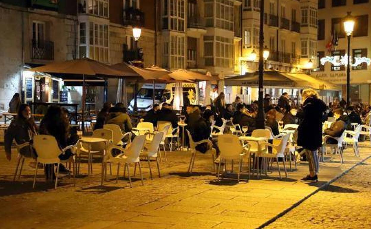 Imagen de una terraza de Burgos hace unas semanas. 