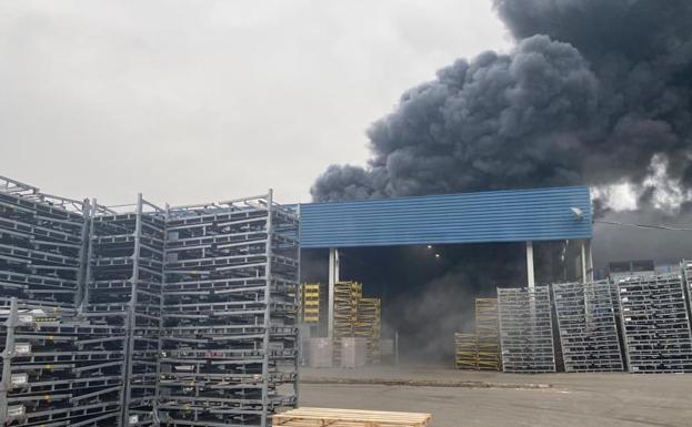 Imagen principal - Grupo Antolín se recupera del incendio en una de sus plantas en la República Checa