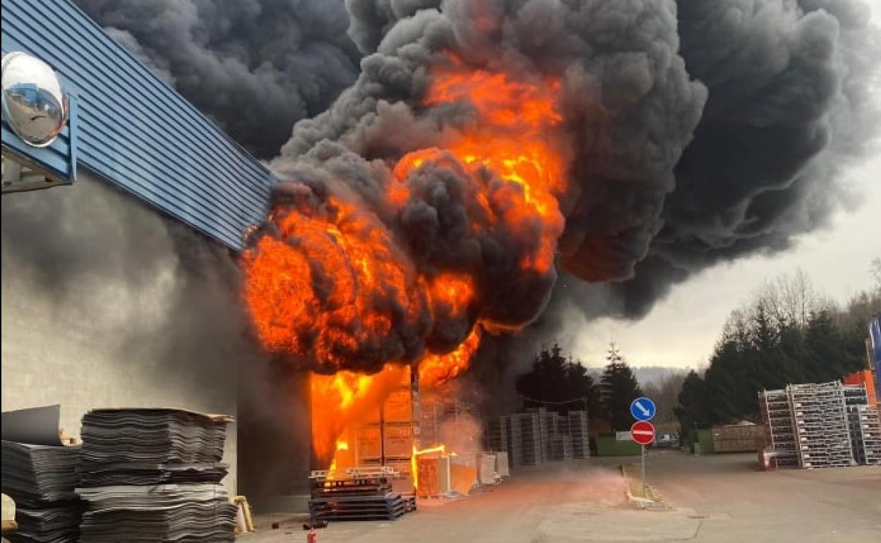 Incendio en la nave del Grupo Antolín en Chrastava.