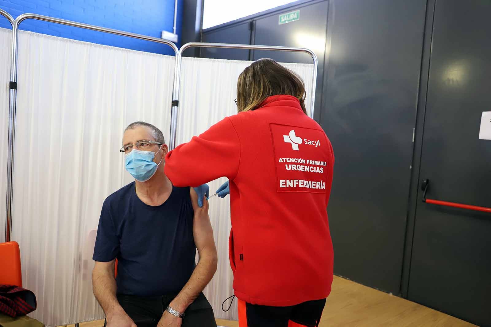 Fotos: Los profesores reciben la primera dosis de la vacuna contra la covid-19