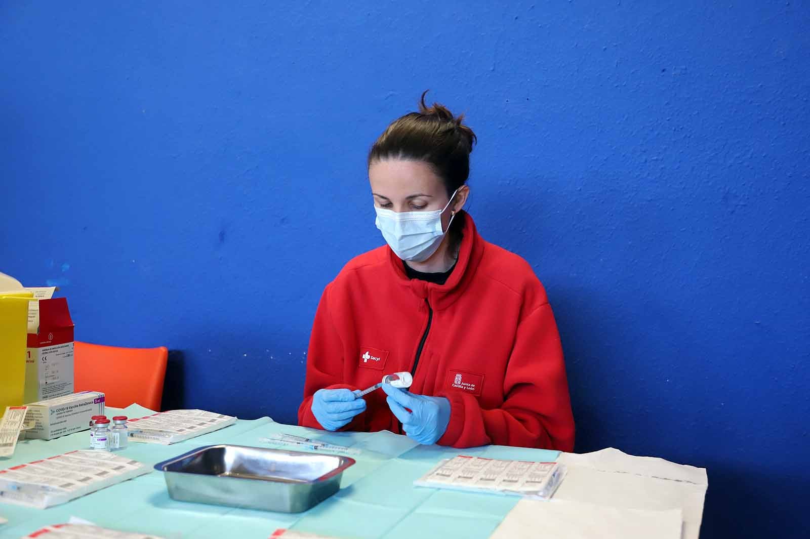 Fotos: Los profesores reciben la primera dosis de la vacuna contra la covid-19