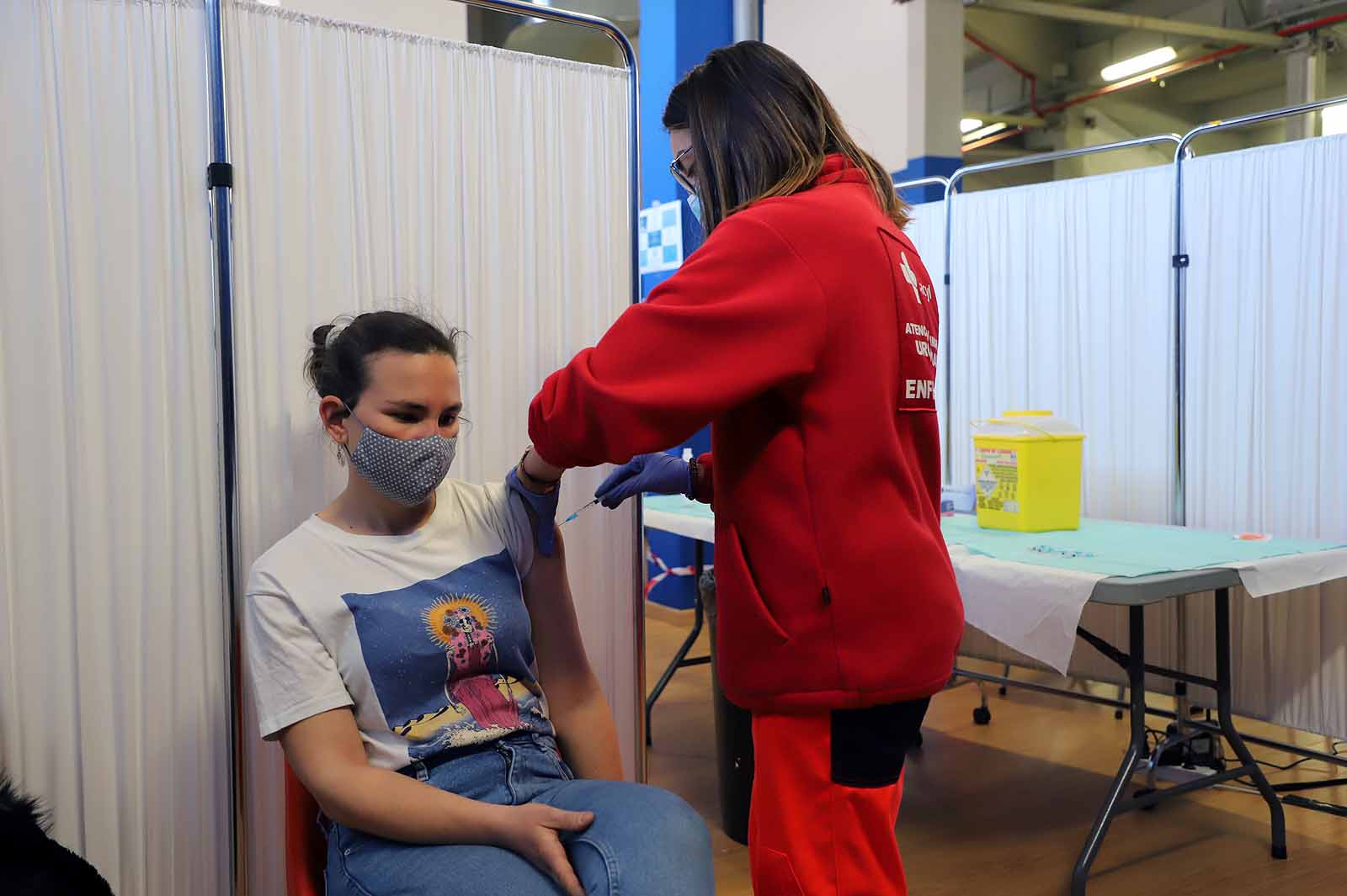 Fotos: Los profesores reciben la primera dosis de la vacuna contra la covid-19