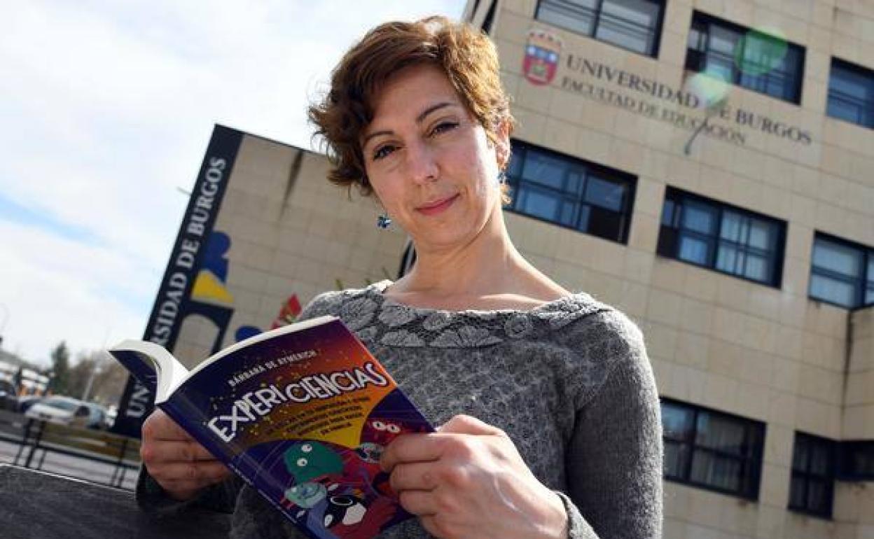 Bárbara de Aymerich con su libro.