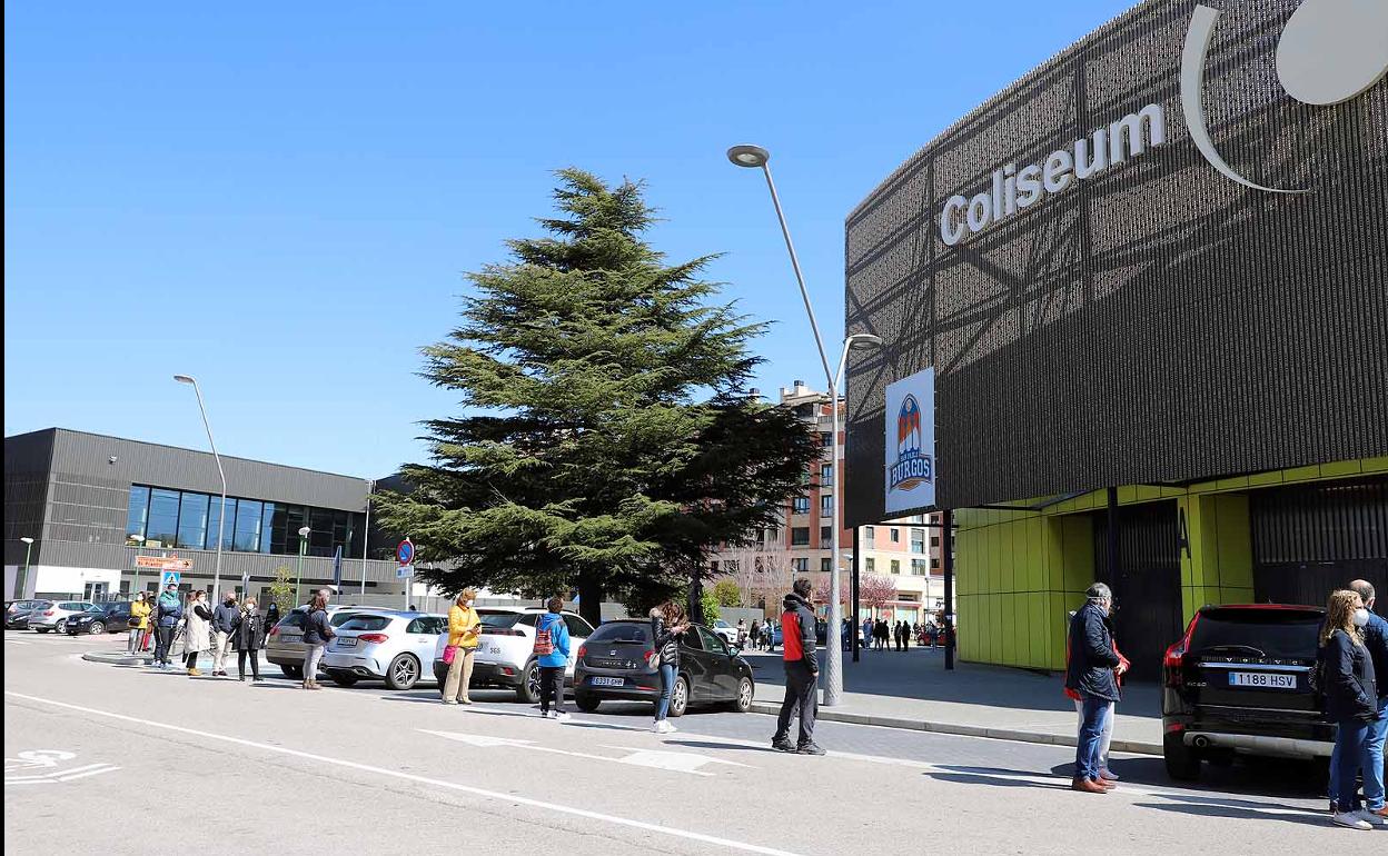 El Coliseum es ahora el punto de vacunación principal, pero reforzado por tres periféricos y otros 22 rurales.