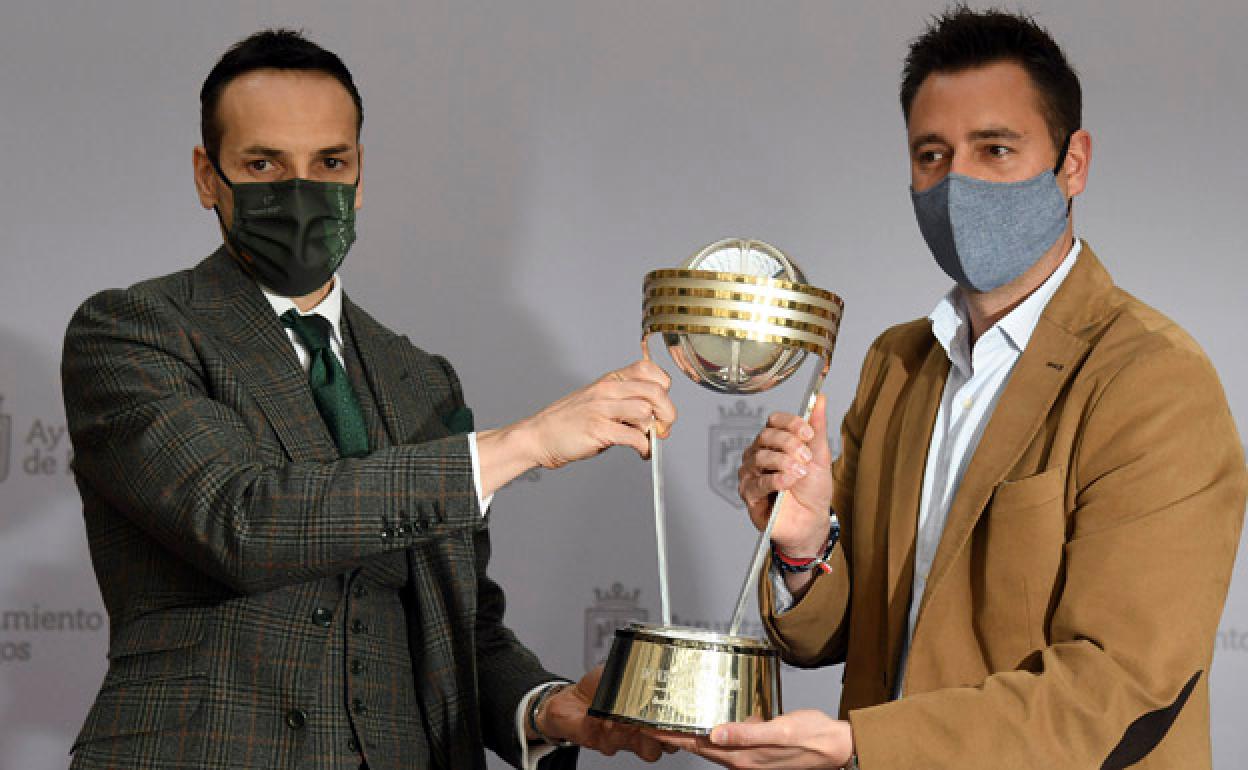 El presidente del Hereda San Pablo Burgos, Félix Sancho (izda.) y Daniel de la Rosa con la Copa Intercontinental. 