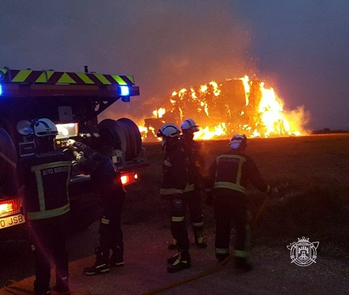 El fuego se ha originado por un acopio de paja. 