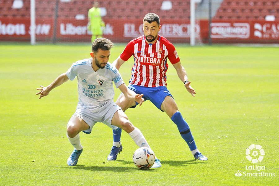 Fotos: El Mirandés asalta El Molinón