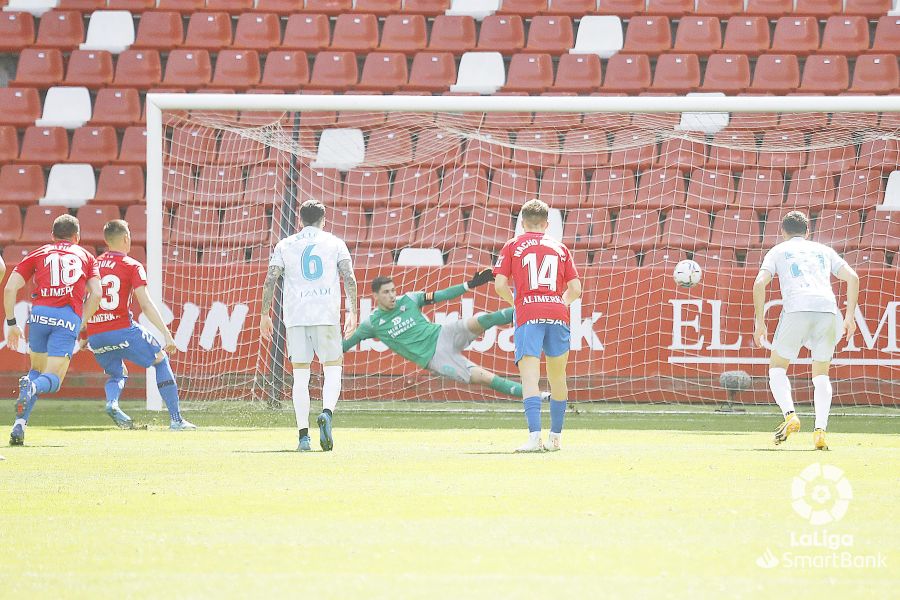 Fotos: El Mirandés asalta El Molinón