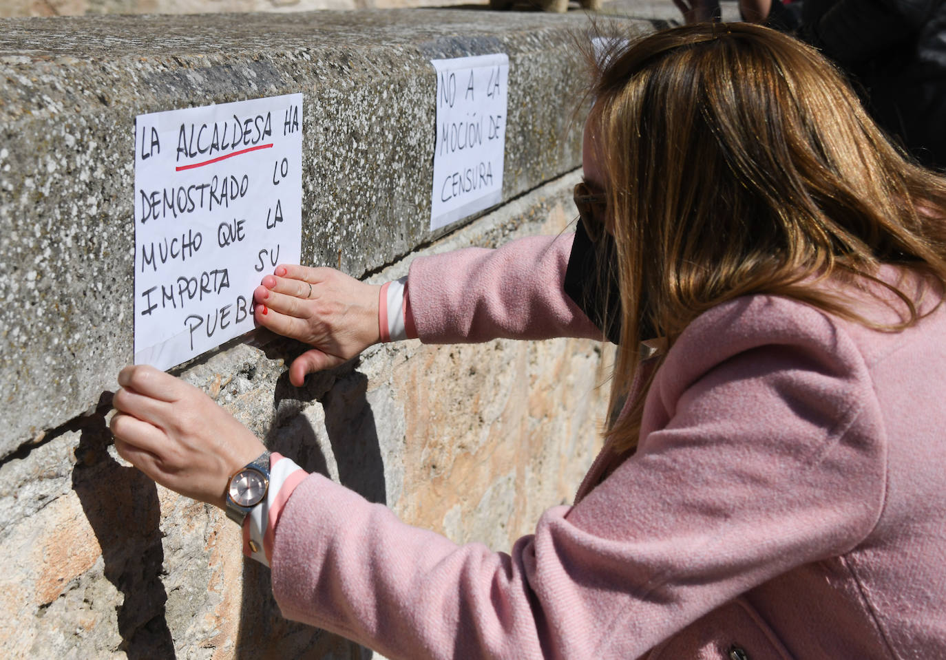 Fotos: Los vecinos de Tórtoles de Esgueva protestan contra la moción de censura