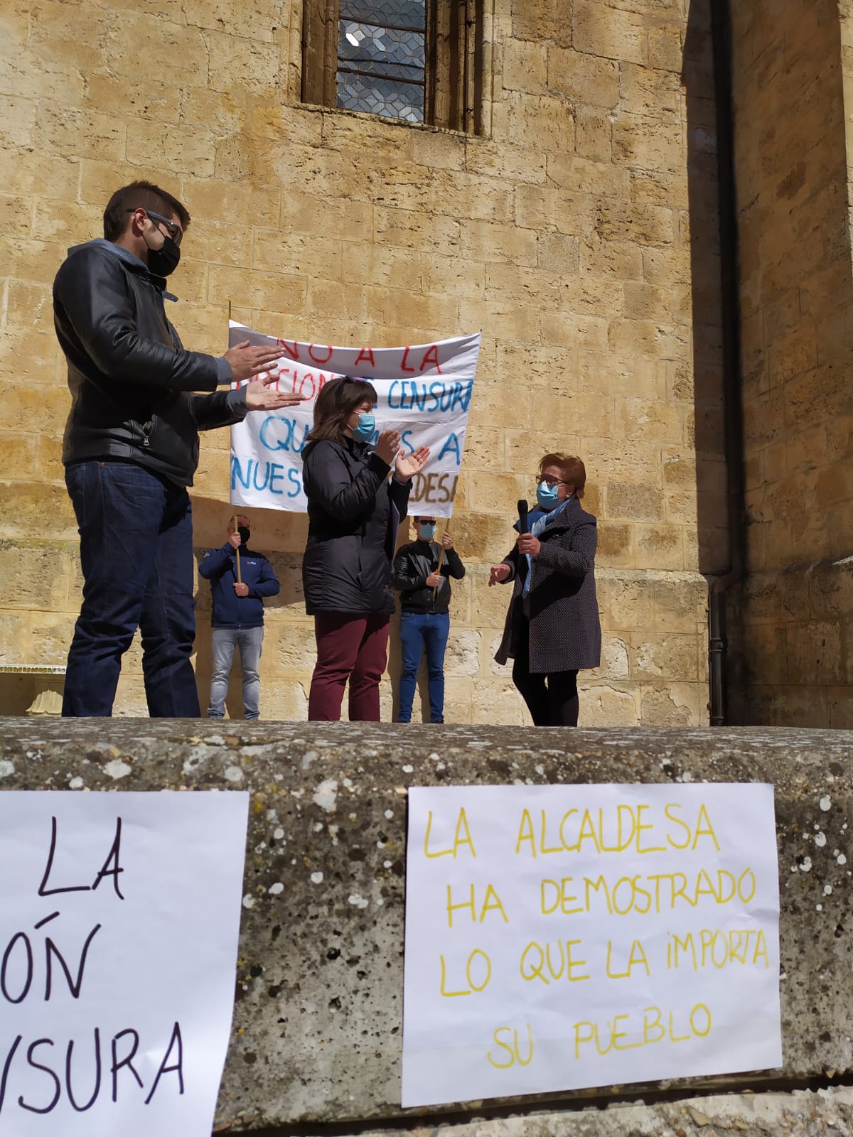 Fotos: Los vecinos de Tórtoles de Esgueva protestan contra la moción de censura