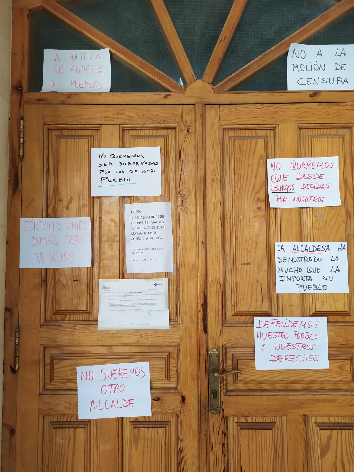 Fotos: Los vecinos de Tórtoles de Esgueva protestan contra la moción de censura