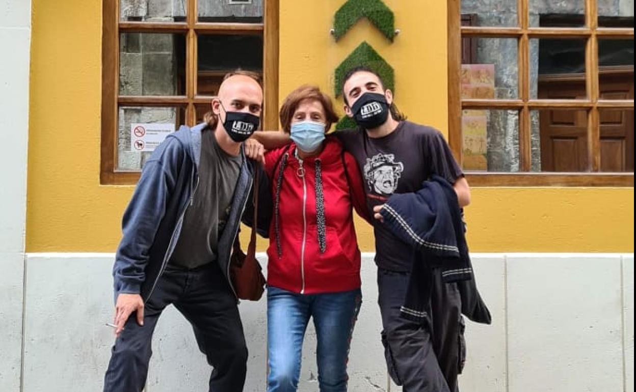 Mario García posa con su madre y socia, Rosa Sainz, y su trabajador, Juan José Herrer.