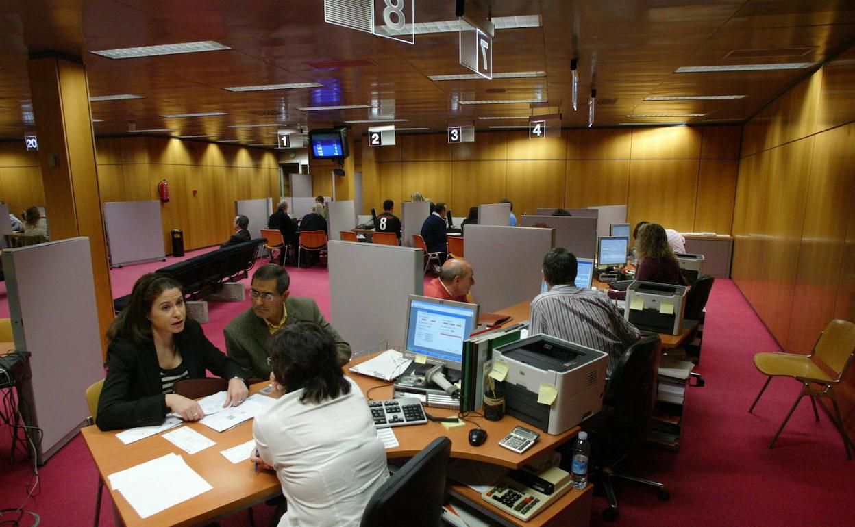 Ciudadanos haciendo la declaración de la renta en Vitoria. 