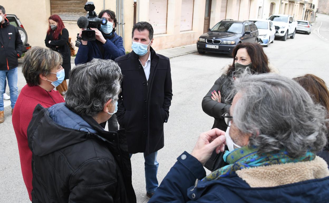 Luis Tudanca visita la localidad burgalesa de Pradoluengo. 