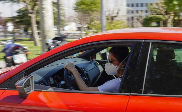 La DGT desmiente que multe por la mascarilla en el coche: «No es sancionable»