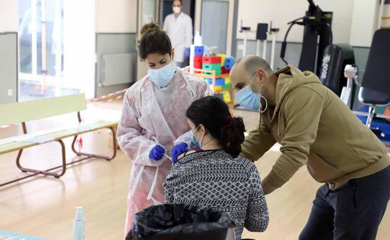 Sanidad suspende la vacunación con AstraZeneca en Castilla y León