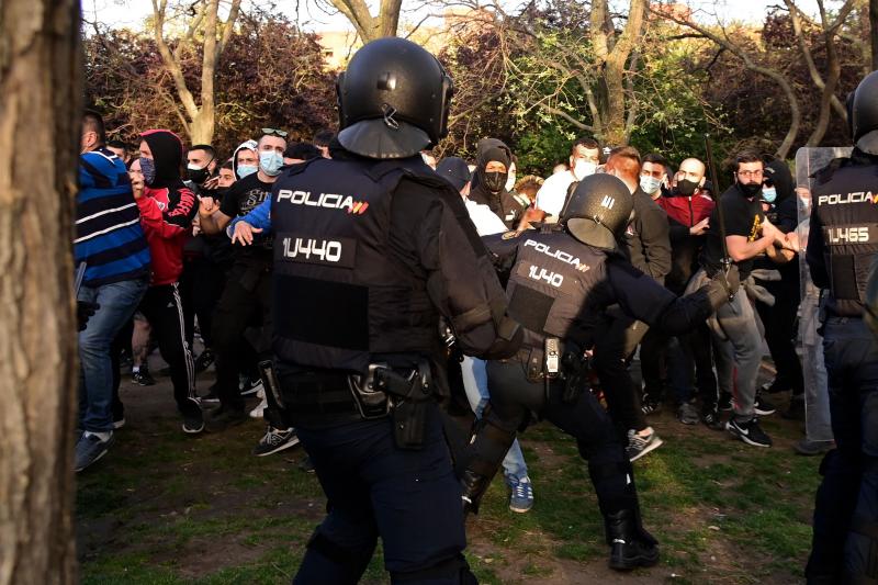 Cargas policiales durante el acto electoral de Vox en Vallecas.