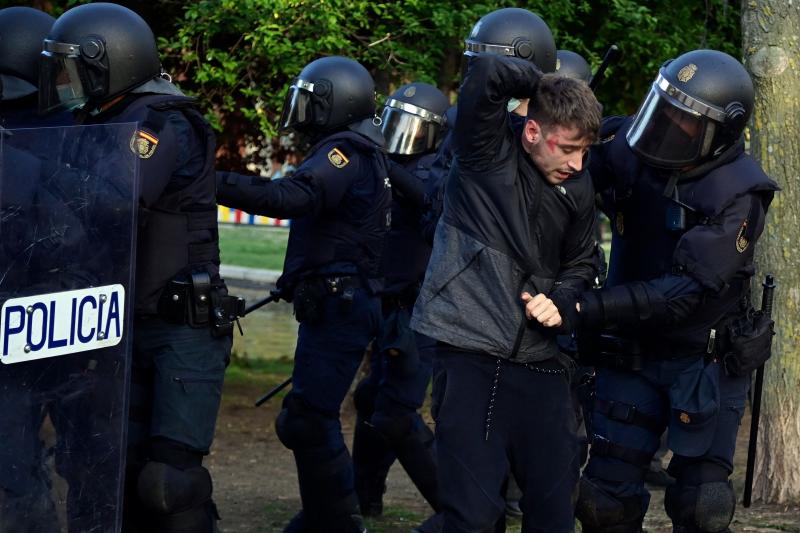 Cargas policiales durante el acto electoral de Vox en Vallecas.