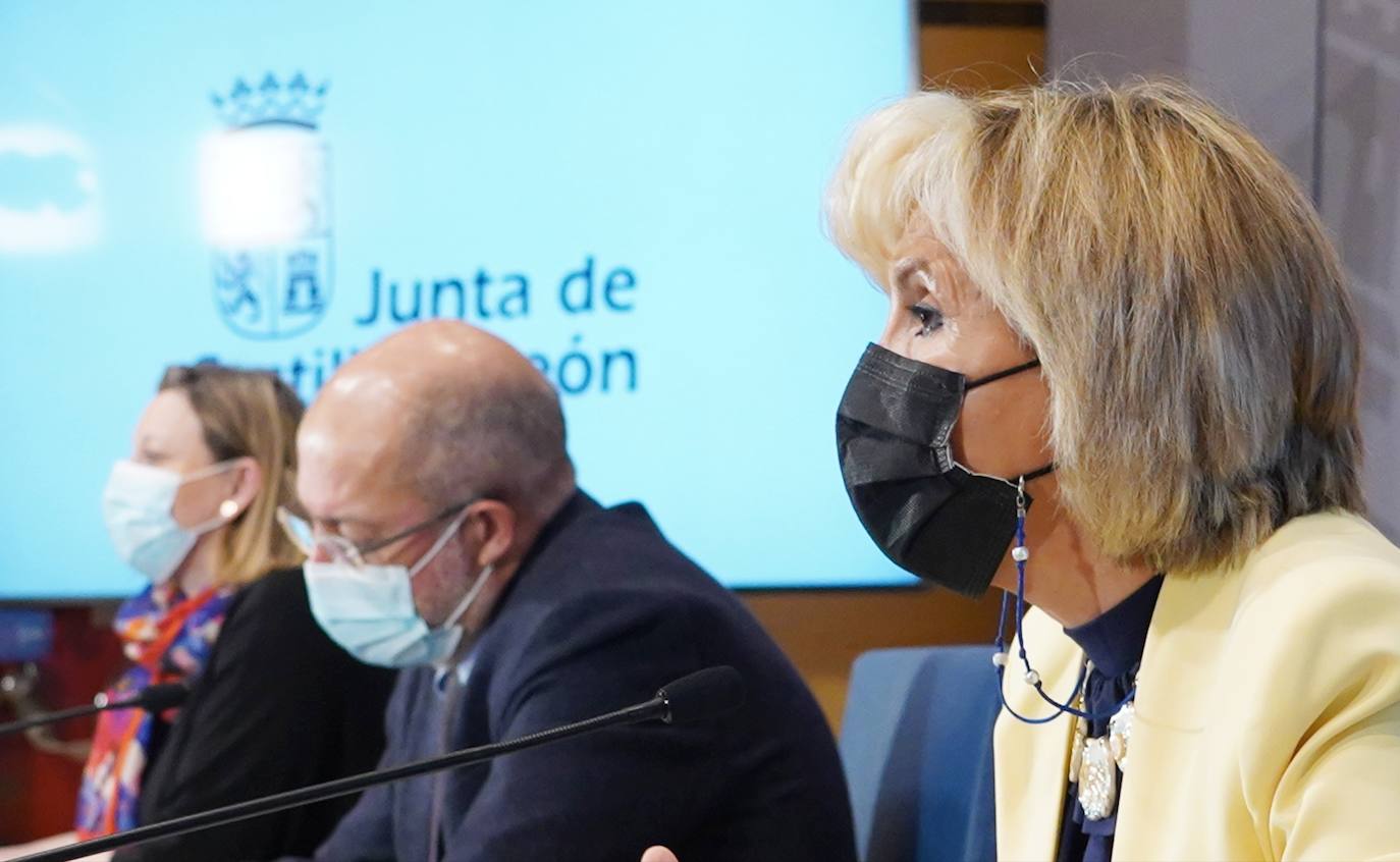 Verónica Casado, en primer término, durante la rueda de prensa. 