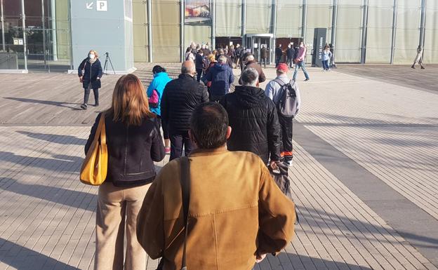 La Junta de Castilla y León retomará la vacunación contra la covid con AstraZeneca esta tarde en Valladolid