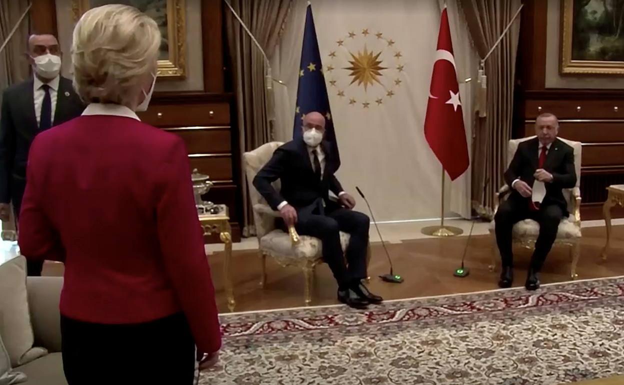 Von der Leyen, en pié, alejada de Erdogan durante su entrevista en Ankara el pasado martes.