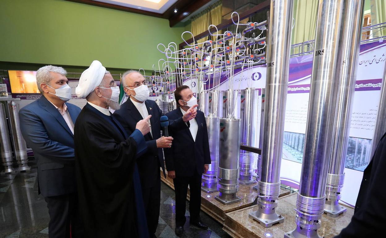 El presidente Hasán Rohani visita una instalación nuclear iraní.