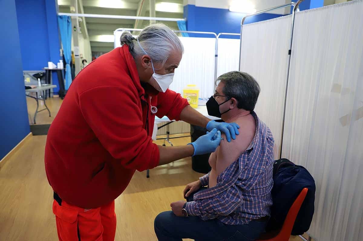 Fotos: Las generaciones del 56 y 57 de varias zonas rurales de Burgos reciben la primera dosis de la vacuna