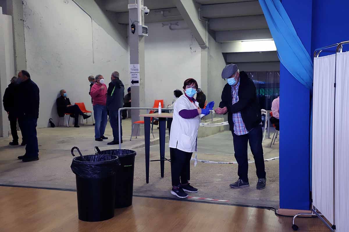 Fotos: Las generaciones del 56 y 57 de varias zonas rurales de Burgos reciben la primera dosis de la vacuna