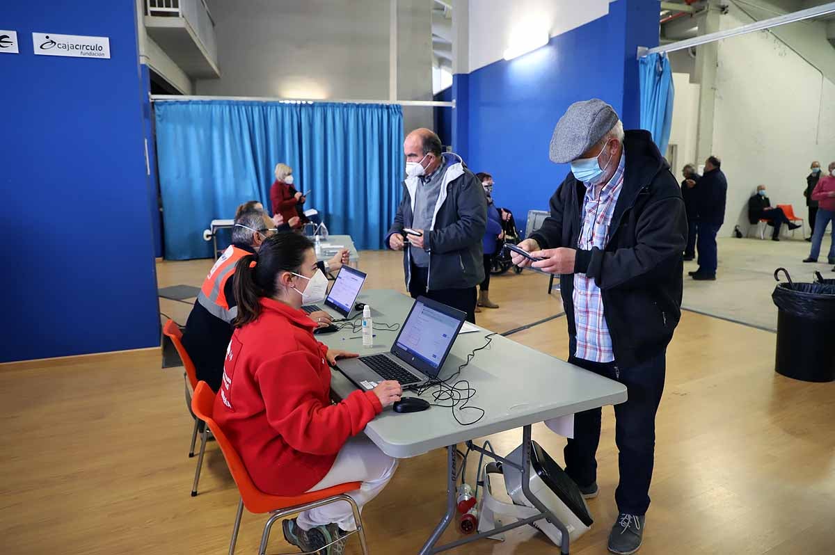 Fotos: Las generaciones del 56 y 57 de varias zonas rurales de Burgos reciben la primera dosis de la vacuna