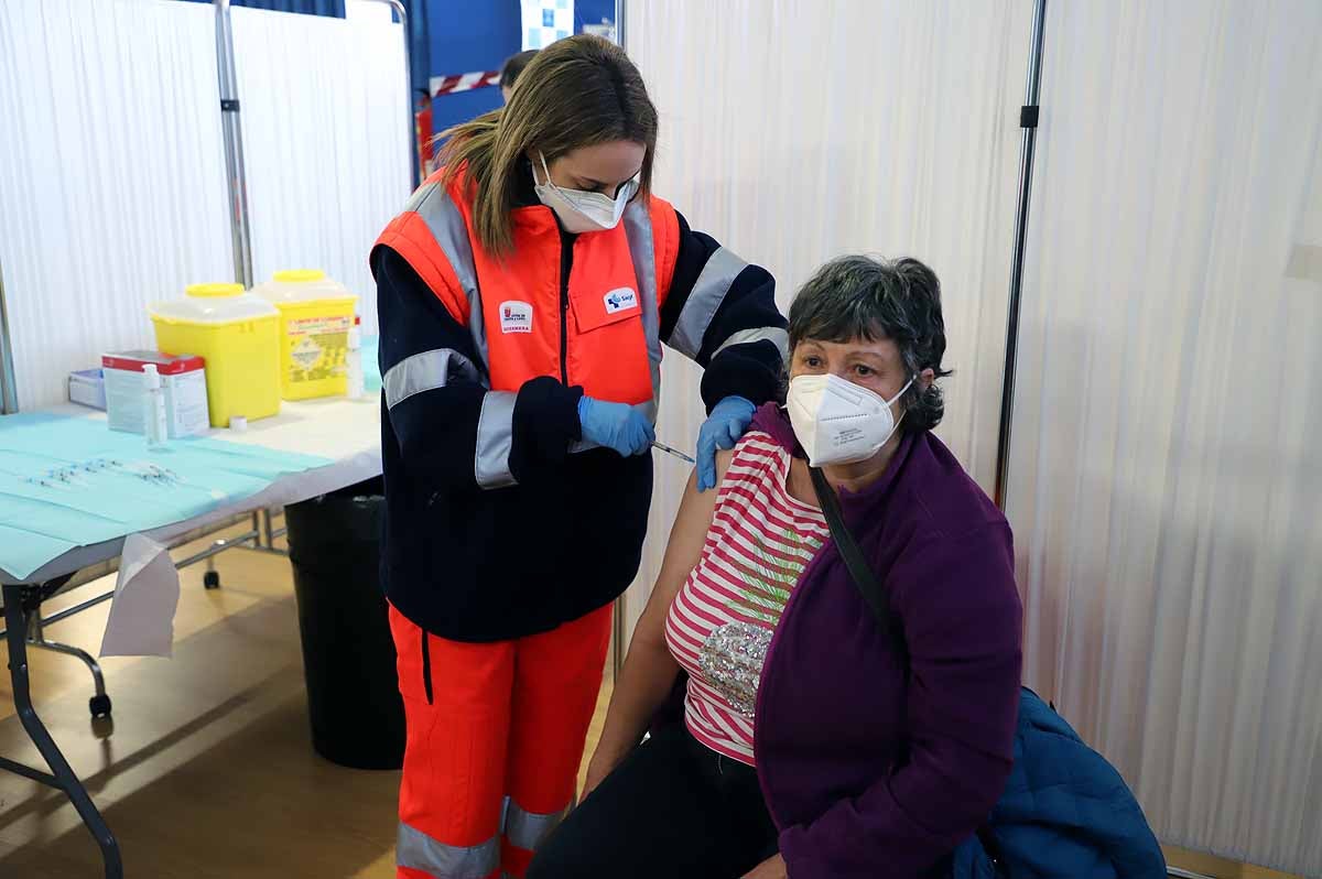 Fotos: Las generaciones del 56 y 57 de varias zonas rurales de Burgos reciben la primera dosis de la vacuna