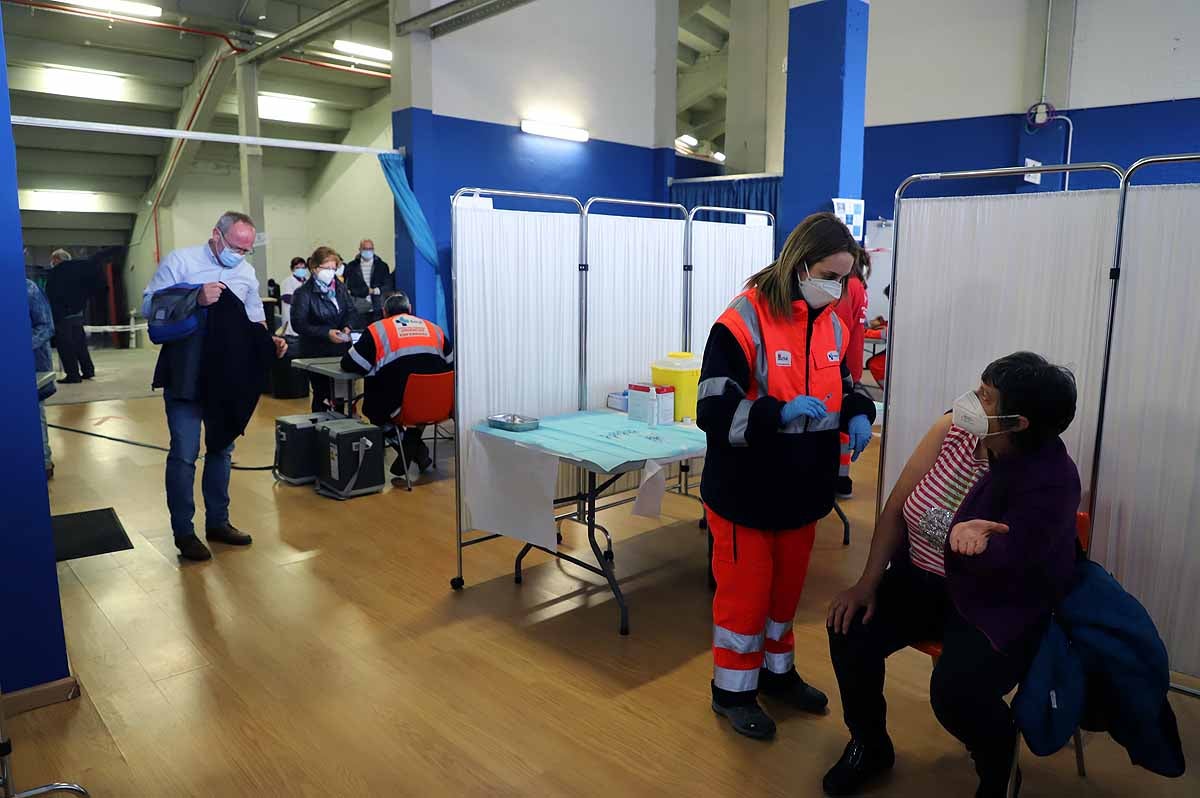 Fotos: Las generaciones del 56 y 57 de varias zonas rurales de Burgos reciben la primera dosis de la vacuna