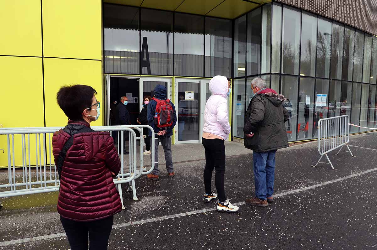 Fotos: Las generaciones del 56 y 57 de varias zonas rurales de Burgos reciben la primera dosis de la vacuna