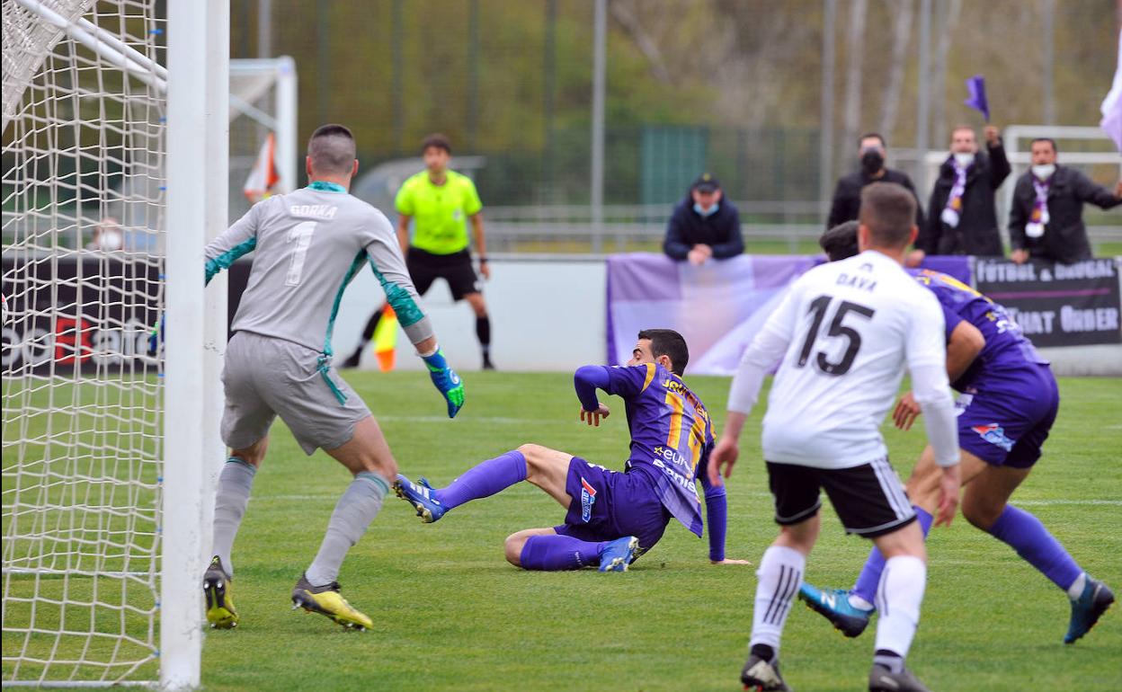 Javi Bueno, del Palencia Cristo, remata a portería en el primer gol de los palentinos ante el Burgos Promesas.