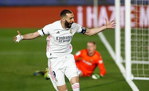 Benzema celebra su gol ante el Barça. 