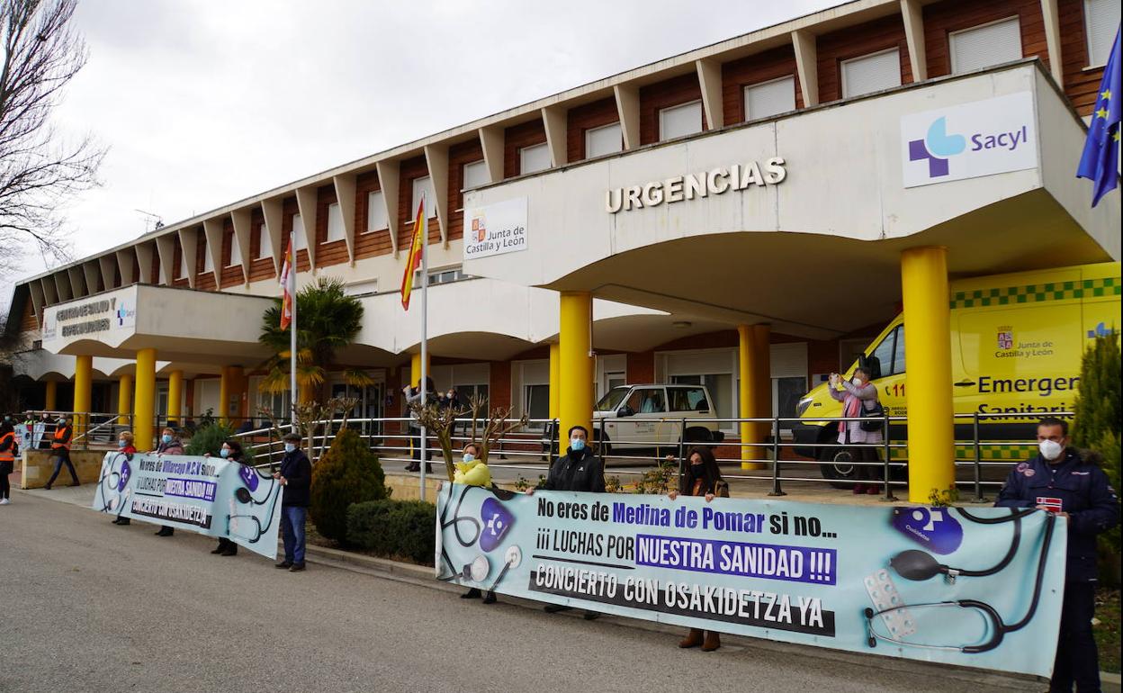 Protesta frente al Centro de Salud de Villarcayo por la falta de médicos. 