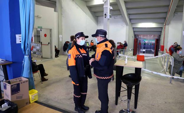 Dos voluntarios de Protección Civil, en el Coliseum el pasado sábado.