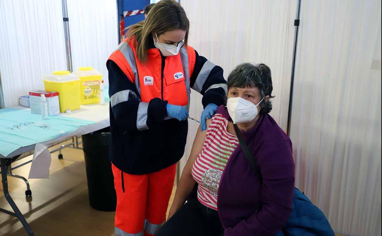 Una mujer recibe la vacuna frente a la covid-19 en el Coliseum de Burgos, convertido en vacunódromo estas jornadas. 