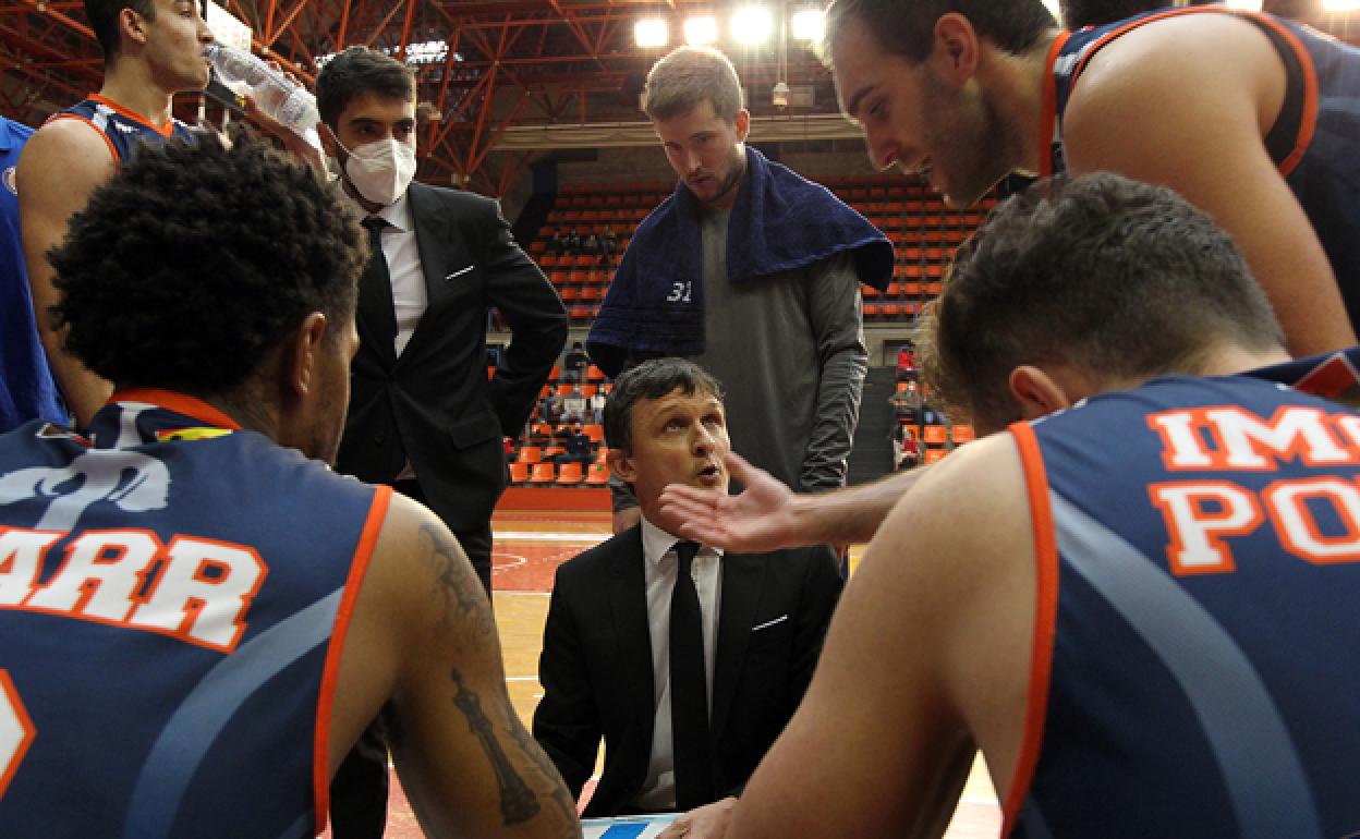 El técnico Lluís Riera da explicaciones a sus pupilos. 