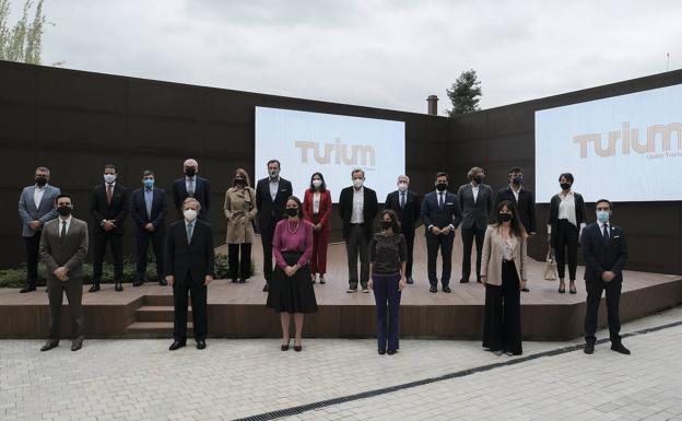 Presentación Turium. Primera fila, de izquierda a derecha: Germán Jiménez, director general de Turium; Ignacio Ybarra, presidente de Vocento; Reyes Maroto, ministra de Industria, Comercio y Turismo; Laura Ruiz de Galarreta, directora general de Revistas de Vocento; Olga Grau, directora de Comunicación con Grupos de Interés del Banco Santander; Javier Hurtado, consejero de Turismo, Comercio y Consumo del País Vasco. Segunda fila, de izquierda a derecha: Juan Luis Moreno, socio y director de Innovación, en The Valley; Víctor Vacas, director del hotel Urso Madrid (Grupo Marugal); Enrique Martínez, presidente de SEGITTUR; Javier Fernández Andrino, director de Marketing Internacional y Estrategia de Lujo de El Corte Inglés; Elena Taboada, delegada de Mason Rose en España; Óscar Puente, alcalde de Valladolid; Maider Etxebarria, primera teniente de alcalde del Ayuntamiento de Vitoria; Juan Cierco, director Corporativo de Iberia; Enrique Valero, director general de Abadía Retuerta Le Domaine; Manuel Alejandro Cardenete Flores, viceconsejero de Turismo, Regeneración, Justicia y Administración Local de la Junta de Andalucía; Jaime Solano, fundador Guías Interactivas GVAM; Alfonso Martínez, fundador Be Marketing, y Fina Estalella, directora de Comunicación de Sergat.