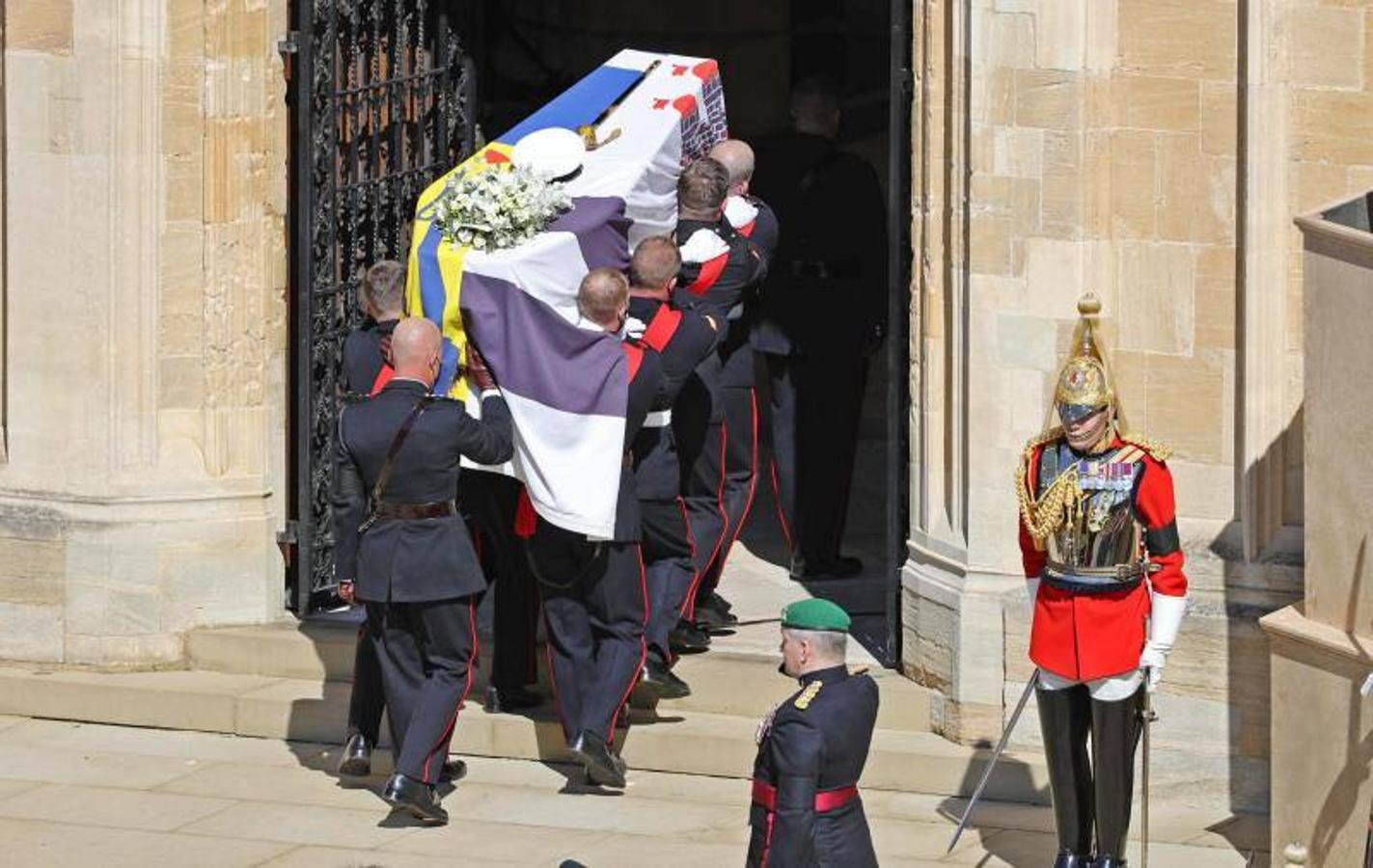 El cuerpo de Felipe de Edimburgo, trasladado al interior de la capilla de San Jorge.