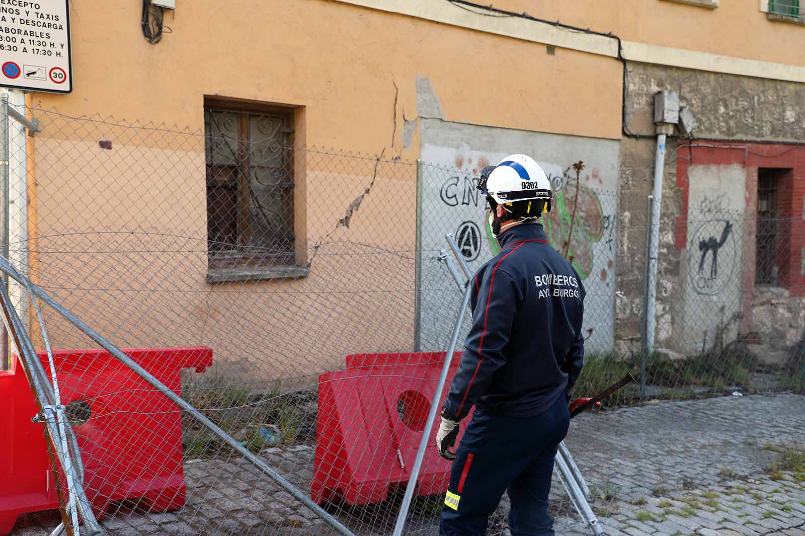 Fotos: Los bomberos acceden a la &#039;casa de las palomas&#039; para evaluar su estado