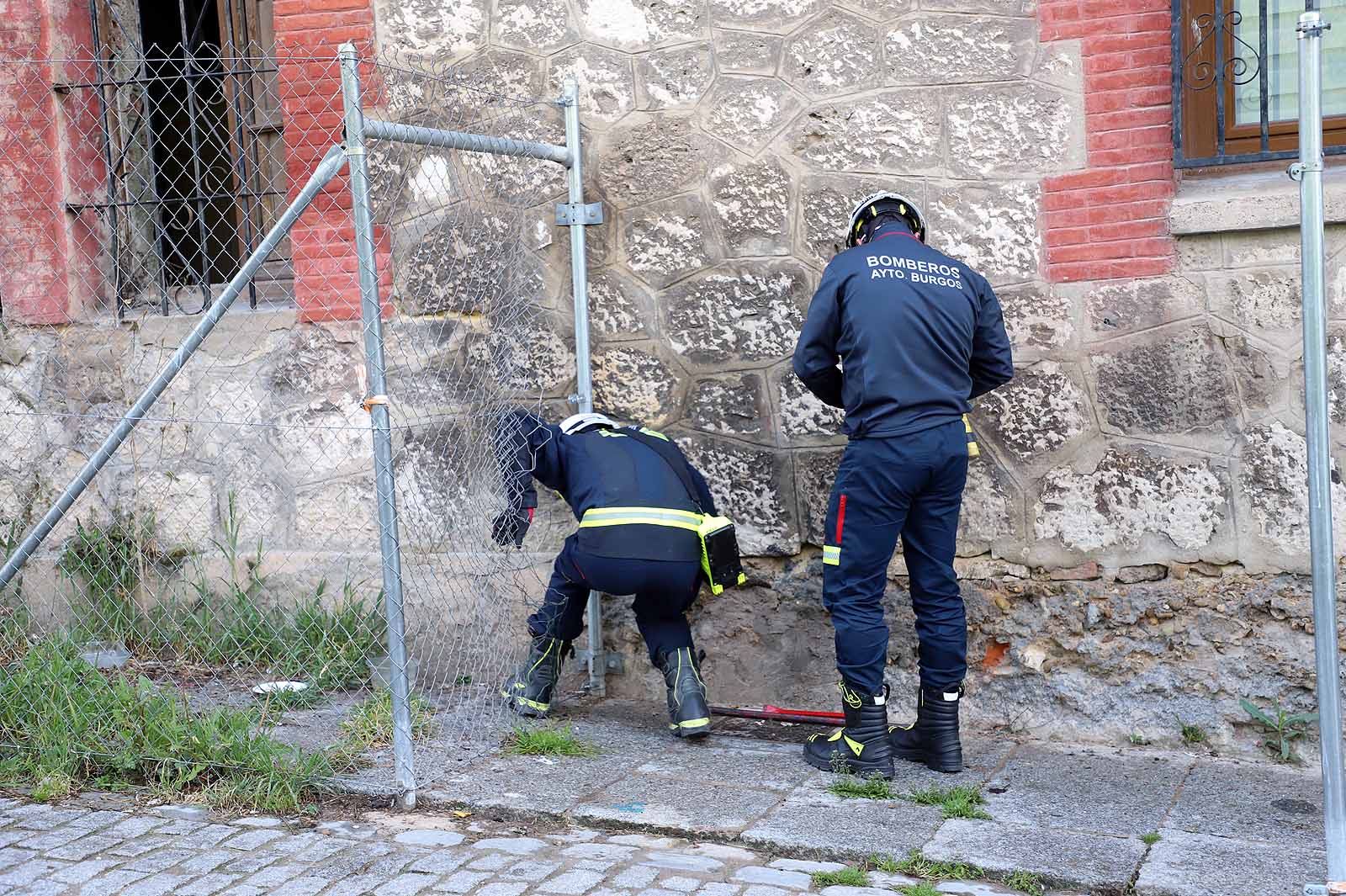 Fotos: Los bomberos acceden a la &#039;casa de las palomas&#039; para evaluar su estado