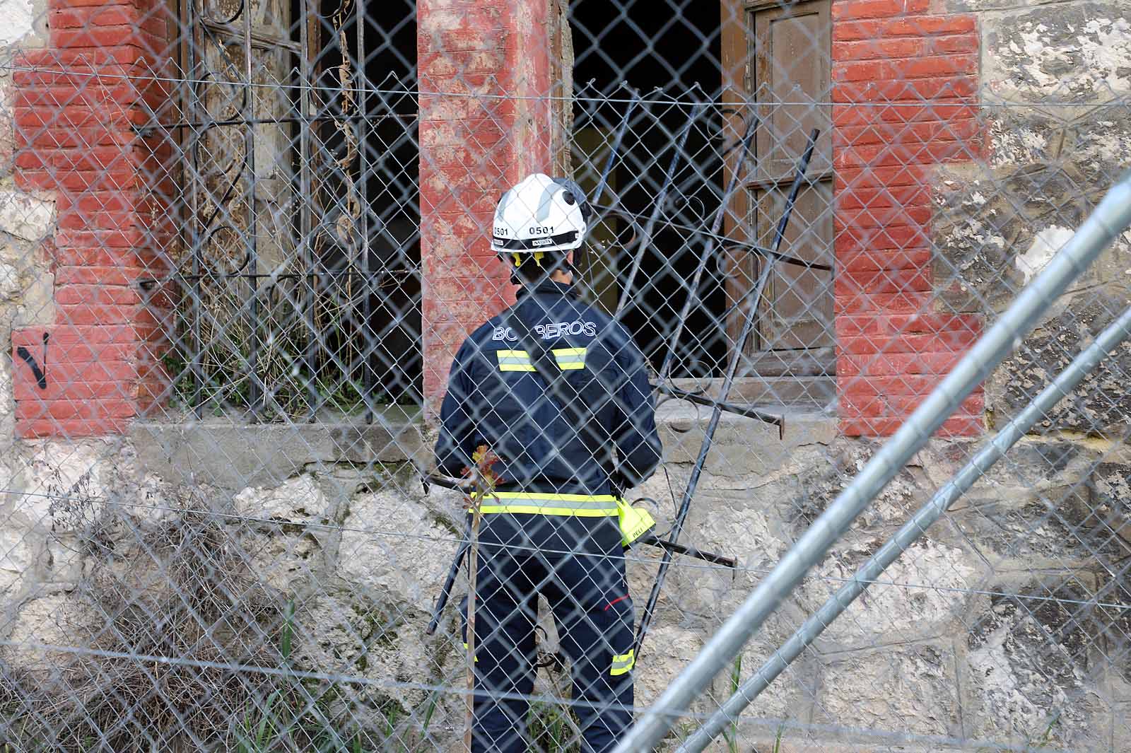 Fotos: Los bomberos acceden a la &#039;casa de las palomas&#039; para evaluar su estado